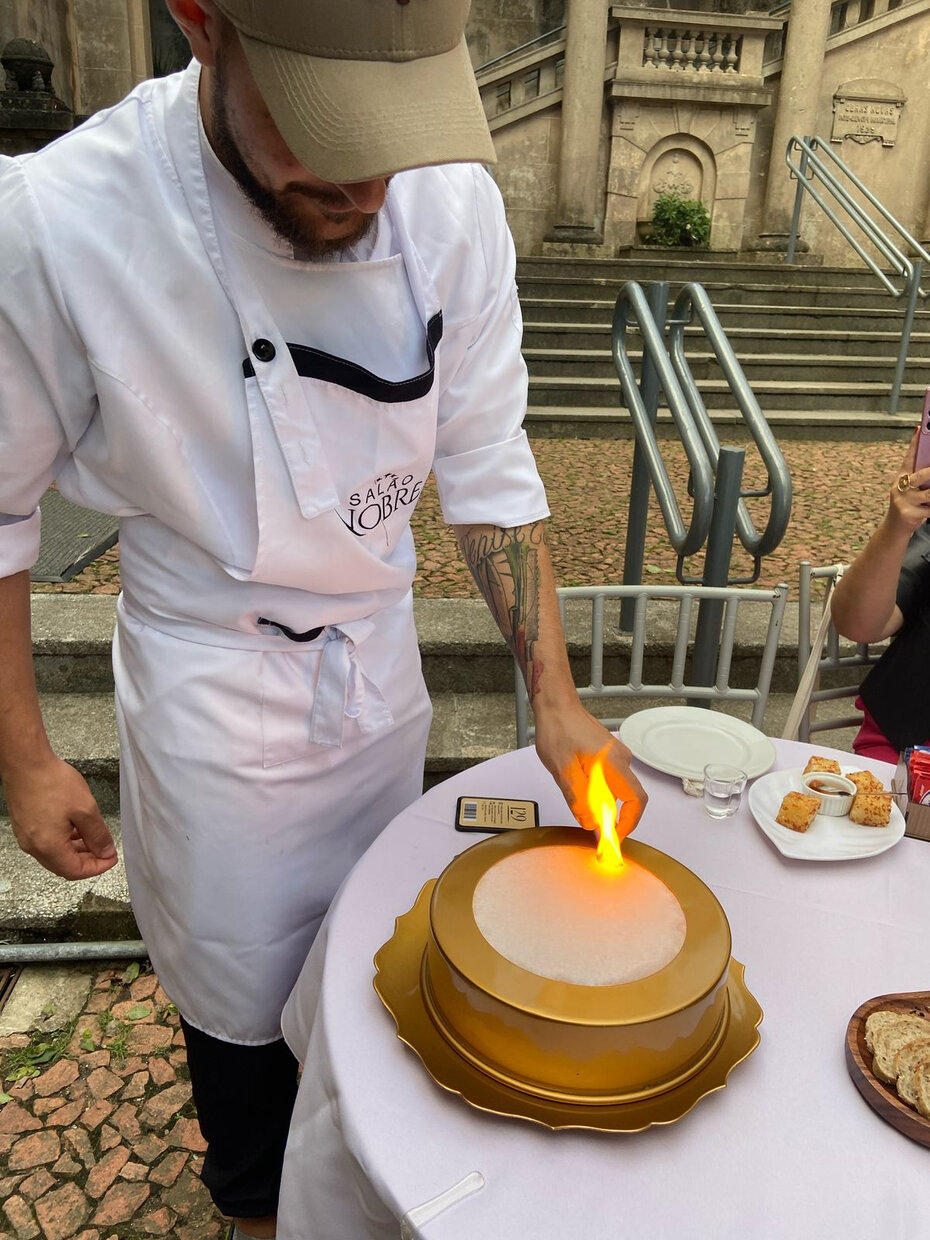 Detalhe do chef Matheus na apresentação da iguaria (Foto: Paulo Gasparotto/Especial)