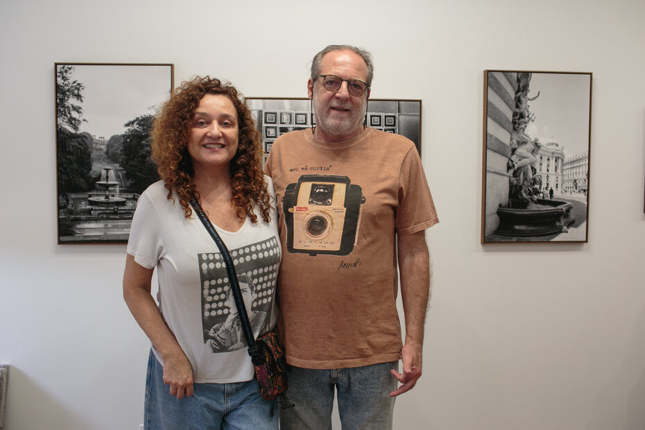 Katia Arruda e Luiz Eduardo Achutti conferiram a exposição (Foto: Lisa Roos/Divulgação)