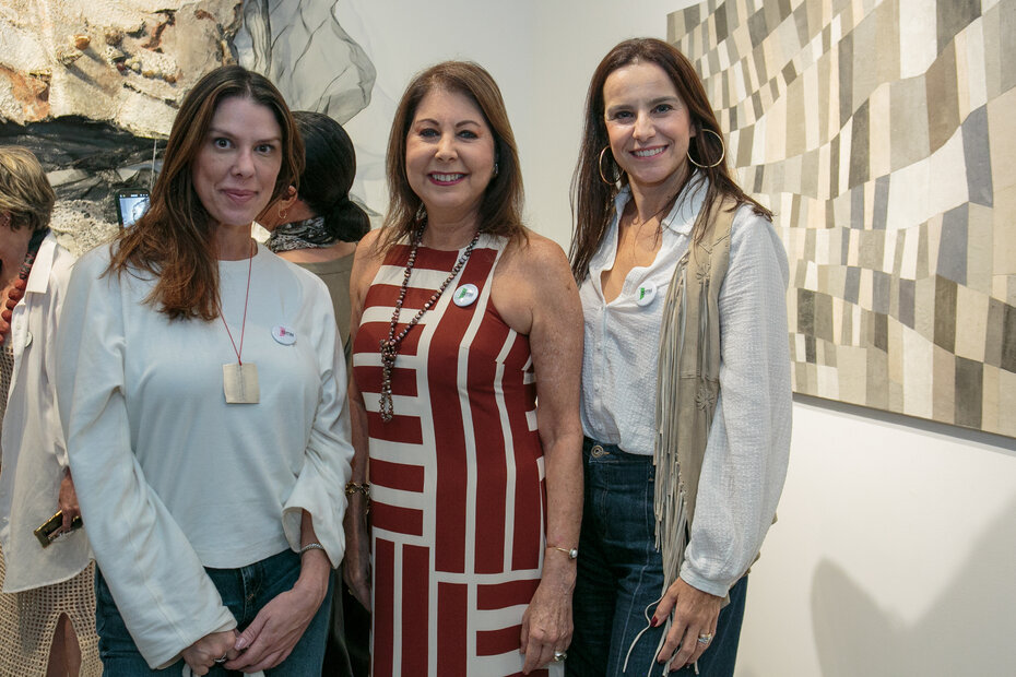 : Gabriela Pegorino, Regina Galbinski Teitelbaum e Fernanda Carvalho Garcia na abertura da mostra na Gravura Galeria (Foto: Lisa Roos/Divulgação)