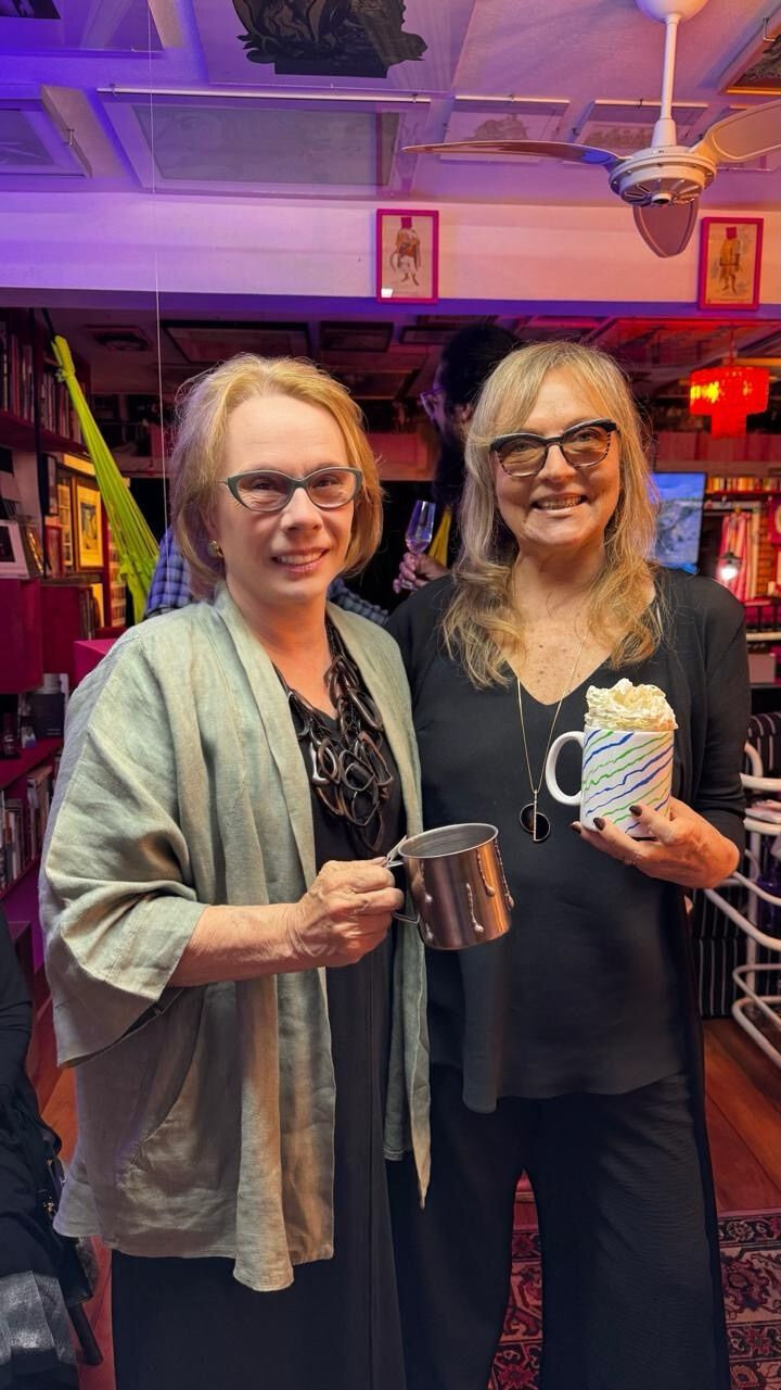 Vera Reichert e Carmen Ferrão com as canecas artísticas que confeccionaram para a mostra (Foto: Divulgação)