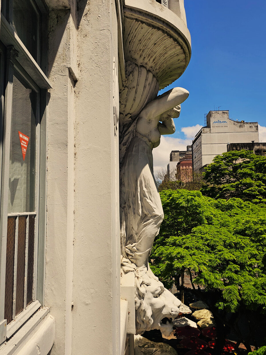 Detalhe da escultura de figura feminina na fachada do prédio do início do século 20 (Foto: Divulgação)