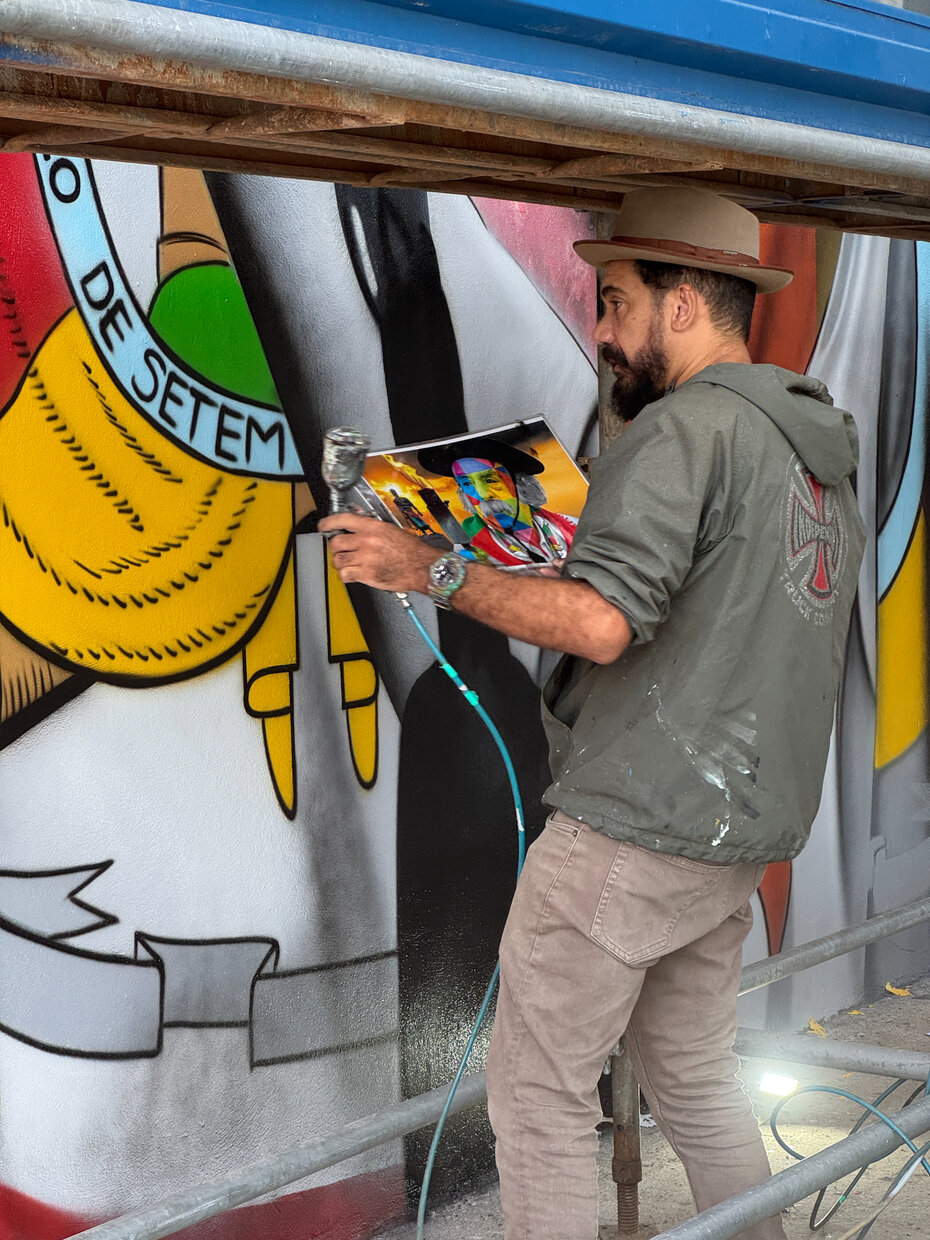 Eduardo Kobra restaurando sua obra no Quarto Distrito (Foto: Divulgação)