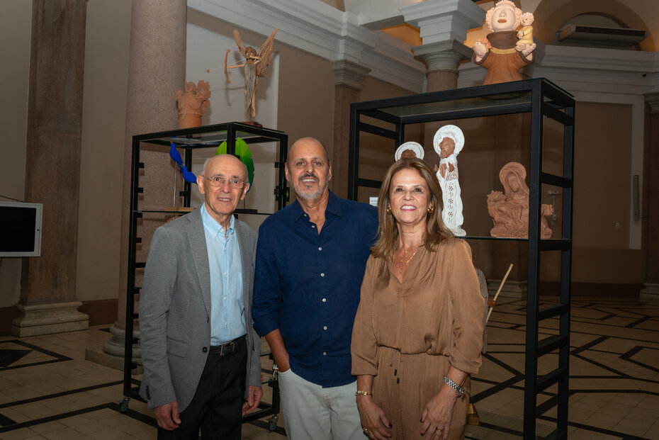 Rose Mary Borges Bitencourt, Ivo Beck Corrêa Meyer e Helio Zorzi no recanto da Divina Brasilidade, no Salão Nobre da Catedral (Foto: Evandro Leal/Divulgação)