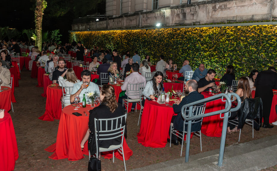 :  As cores de Portugal deram realce às mesas no jardim em noite de atmosfera suave (Foto: Evandro Leal/Divulgação)
