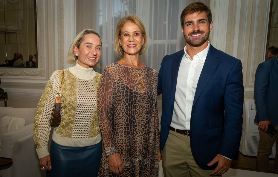 Ana Bertuol, Sofia Refinetti Teixeira e o médico Thales Bolzan no lançamento do tradicional jantar (Foto: Evandro Leal/Divulgação)