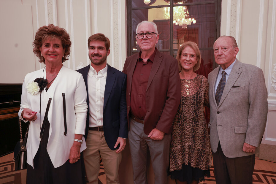 Suzana Vellinho Englert, o médico Thalis Bolzan, Balduíno Tschiedel, Ana Bertuol e Pedro Luce no Palácio Piratini (Foto: Evandro Leal/Divulgação)