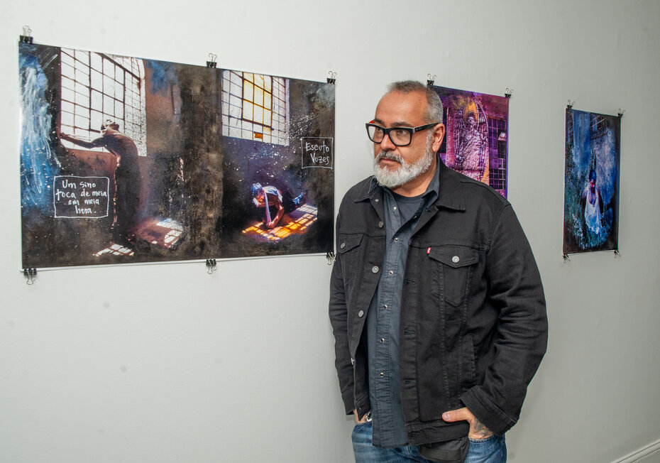O fotógrafo Alex Ramirez com suas criações (Foto: Evandro Leal/Divulgação)  