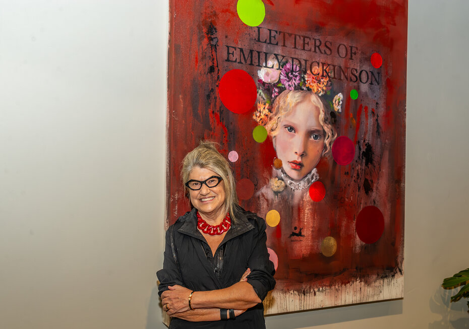 Vera Lannes junto à obra inspirada na poetisa americana Emily Dickinson (Foto: Evandro Leal/Divulgação)