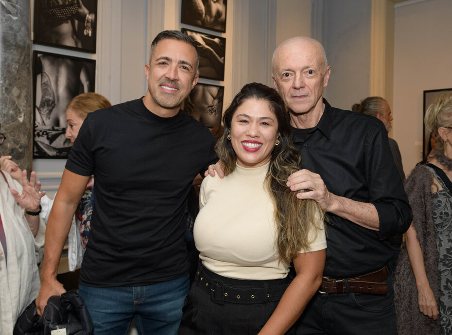 Emiliano Netto e Danielly Bittencourt, modelos de fotos da exposição, e Gilberto Perin (Foto: Wanderlei Oliveira/Divulgação)