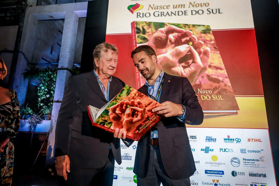 Leonid Streliaev e o governador Eduardo Leite no lançamento da obra (Foto: Marcos Nagelstein/Divulgação)
