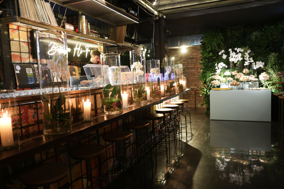 A bela decoração floral foi assinada por Angélica Martins (Foto: Vini Dalla Rosa/Divulgação)