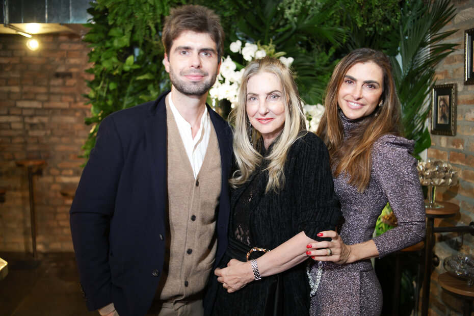 Cláudia entre os filhos João Otávio e Antônia Scalzilli (Foto: Vini Dalla Rosa/Divulgação)