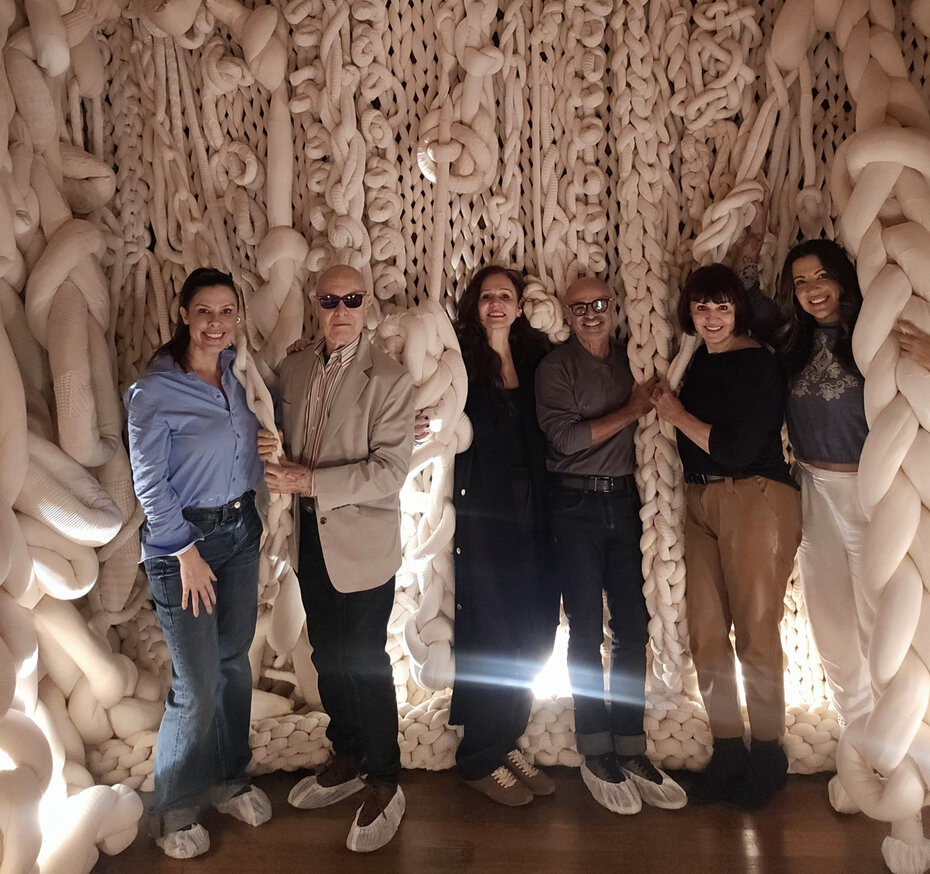 Conheci as originais obras em tecidos ao lado de Gabriela Pegorini, Sandra Anselmi, Ivan Mattos, Maria Anselmi e Patti Leivas (Foto: Divulgação)