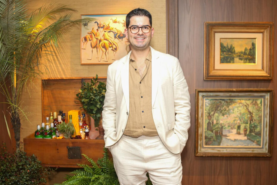 Renato Moraes de Mello escolheu belas telas para ornar seu ambiente (Foto: Divulgação)