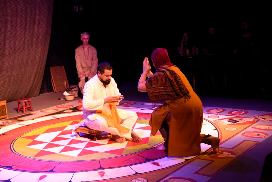 A peça faz a fusão de teatro e gastronomia com êxito. O cenário igualmente evidencia talento (Foto: Vilmar Carvalho/Divulgação)