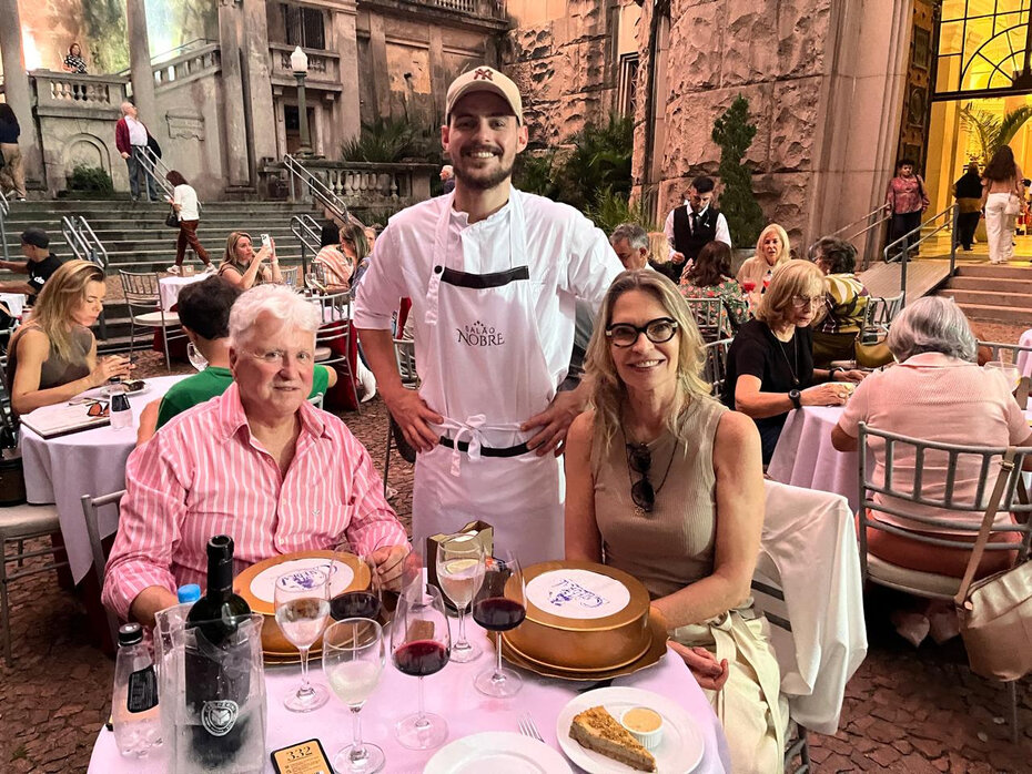 Verena Flach e o desembargador Luis Alberto D’Azevedo Aurvalle cumprimentaram o chef Matheus Machado Monteiro (Foto Paulo Gasparotto/Especial)