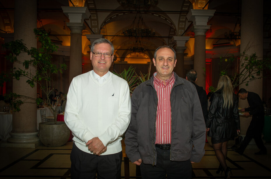 O pároco da Catedral Metropolitana, Rogério Luiz Flores, e Mateus Chizzini (Foto: Evandro Leal/Divulgação)