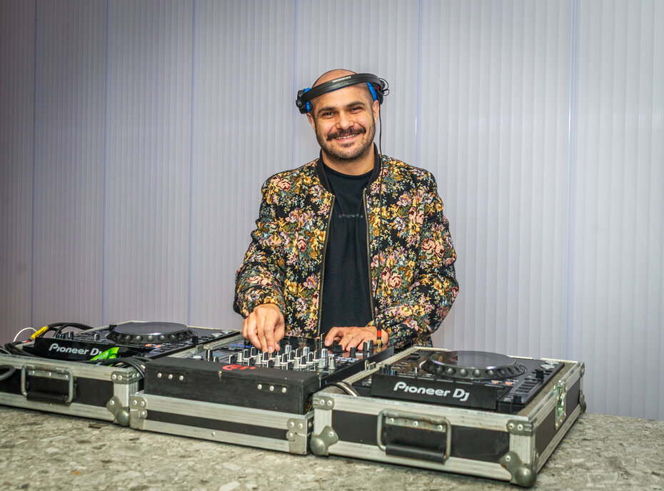 O DJ Johnny comandou a trilha sonora com precisão (Foto: Evandro Leal/Divulgação)