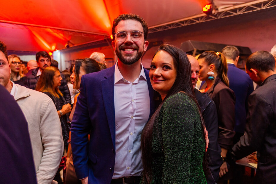 Fabricio Aita com a prima, Jade Aita, que integra a Doce Boca responsável pela elogiada mesa de doces (Foto: Estúdios Combo/Divulgação
