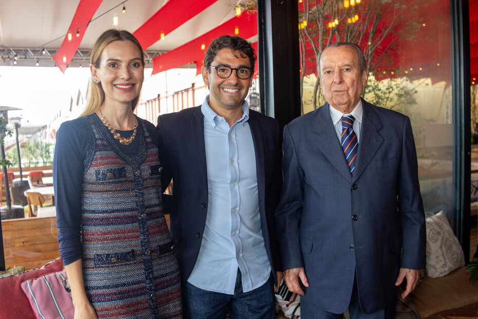 : Carolina Ceolin e Fernando Tornaim com o ex-governador Jair Soares durante o almoço realizado no Cais Embarcadero (Foto: Lenara Petenuzzo/Divulgação)