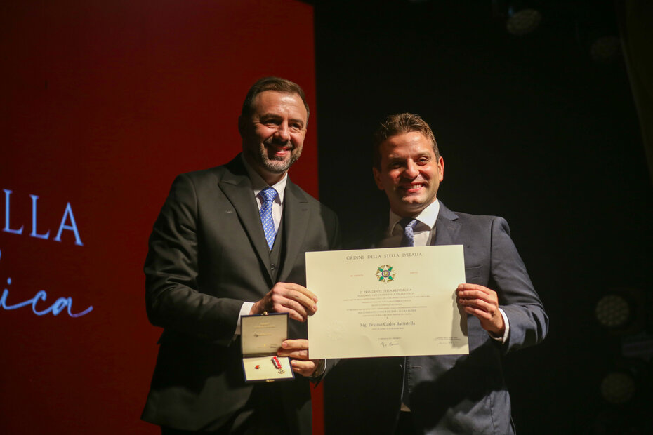 Erasmo Carlos Battistella recebeu a distinção das mãos do cônsul Valerio Caruso (Foto: Lenara Petenuzzo/Divulgação)