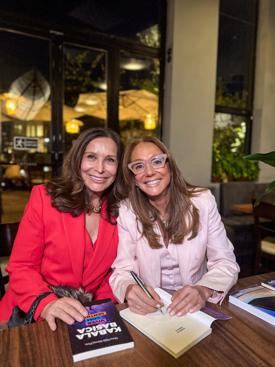 A médica Beth Pereira recebeu o autógrafo de Maria Hilda Marsiaj Pinto (Foto: Estúdio Telescópio/Divulgação)