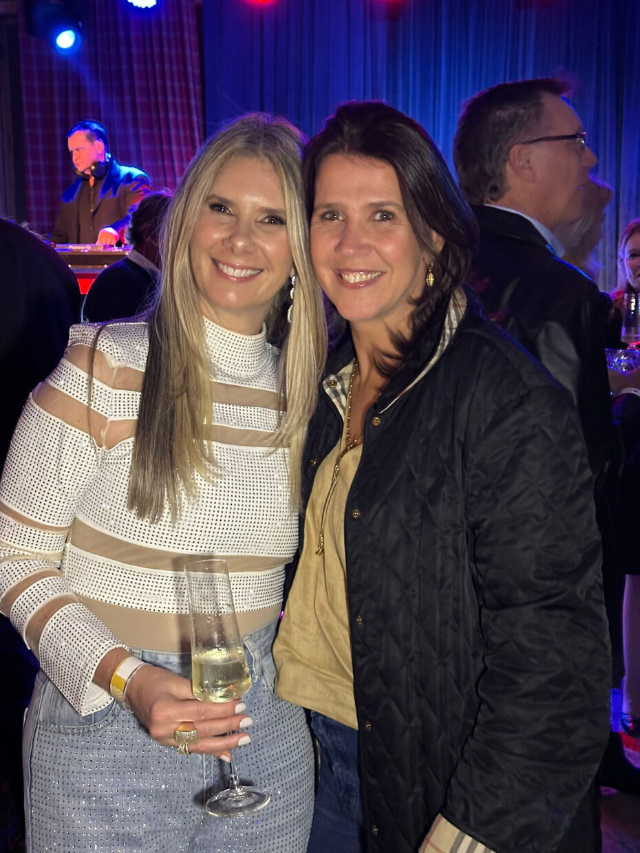 Georgiana Fauri e Kathiuscia Wosloski na festa que movimentou o Encouraçado 936 (Foto: Leandro Foggaça/Divulgação)