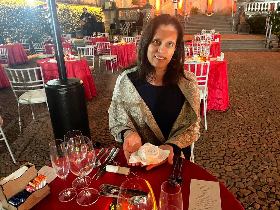 Letícia Hüff elaborou os guardanapos em forma de flor (Foto: Paulo Gasparotto/Especial)
