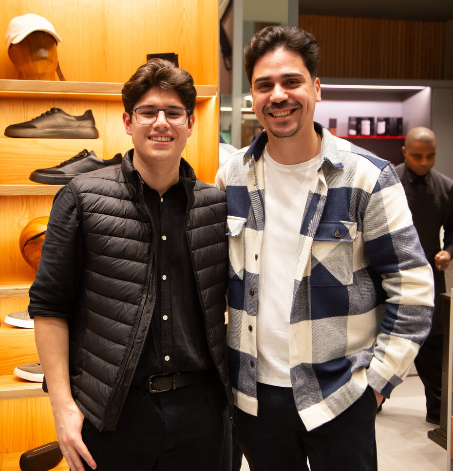 Pedro Henrique da Rosa e João Leite receberam os convidados na Aramis (Foto: Grazzi Chiara/Divulgação)