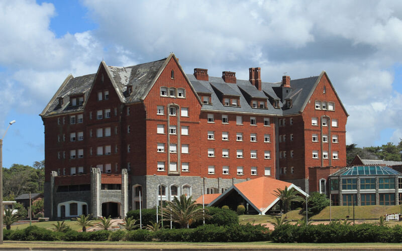 Inaugurado em 1948, o hotel foi um marco do elegante balneário por cinco décadas (Foto: Divulgação)  