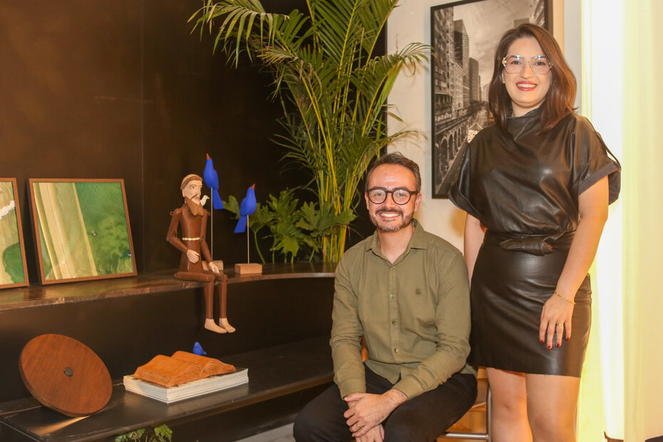 Josué Michels e Ana Paula Mielke com a composição em que se destaca o original São Francisco (Foto: Lenara Petenuzzo/Divulgação)