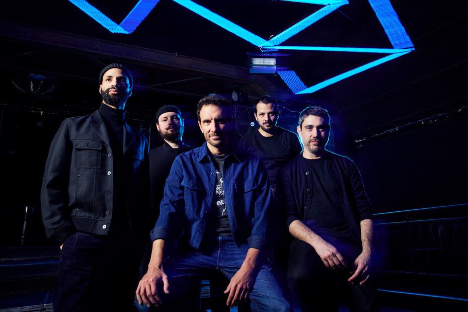 Grupo francês é formado por  Stéphane Scharlé, Édouard Séro-Guillaume, Musina Ebobissé, Martin Ferreyros e Dan Jouravsky (Foto: Alex Sallé de Chou & Hervé Hiolle Leveque)