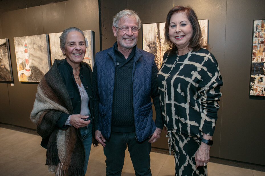 Lucia e Alcimir Richter com Regina Galbinski Teitelbaum na abertura das exposições (Foto: Lisa Roos/Divulgação)
