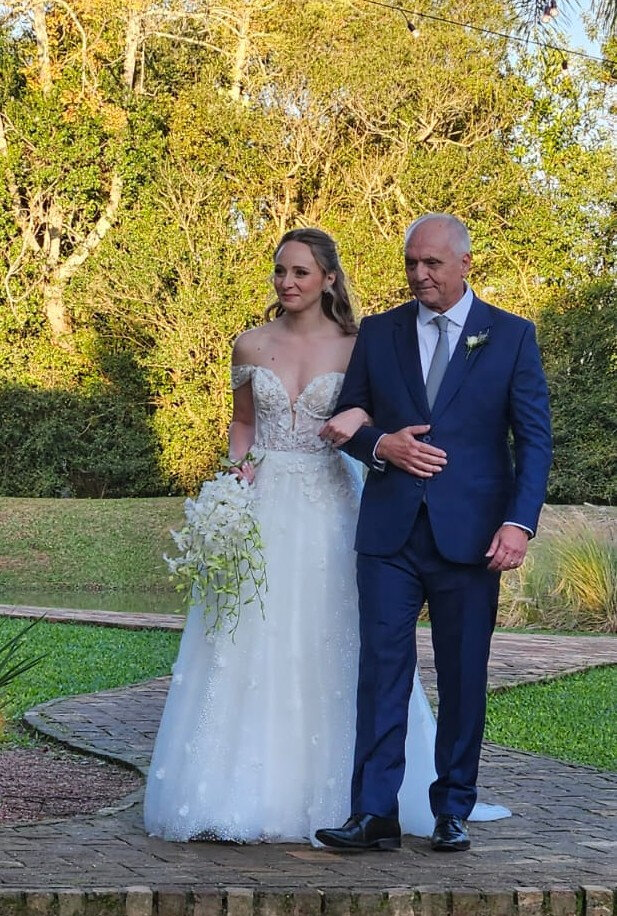 Laura Medeiros acompanhada pelo pai Marcelo Medeiros (Foto: Divulgação)
