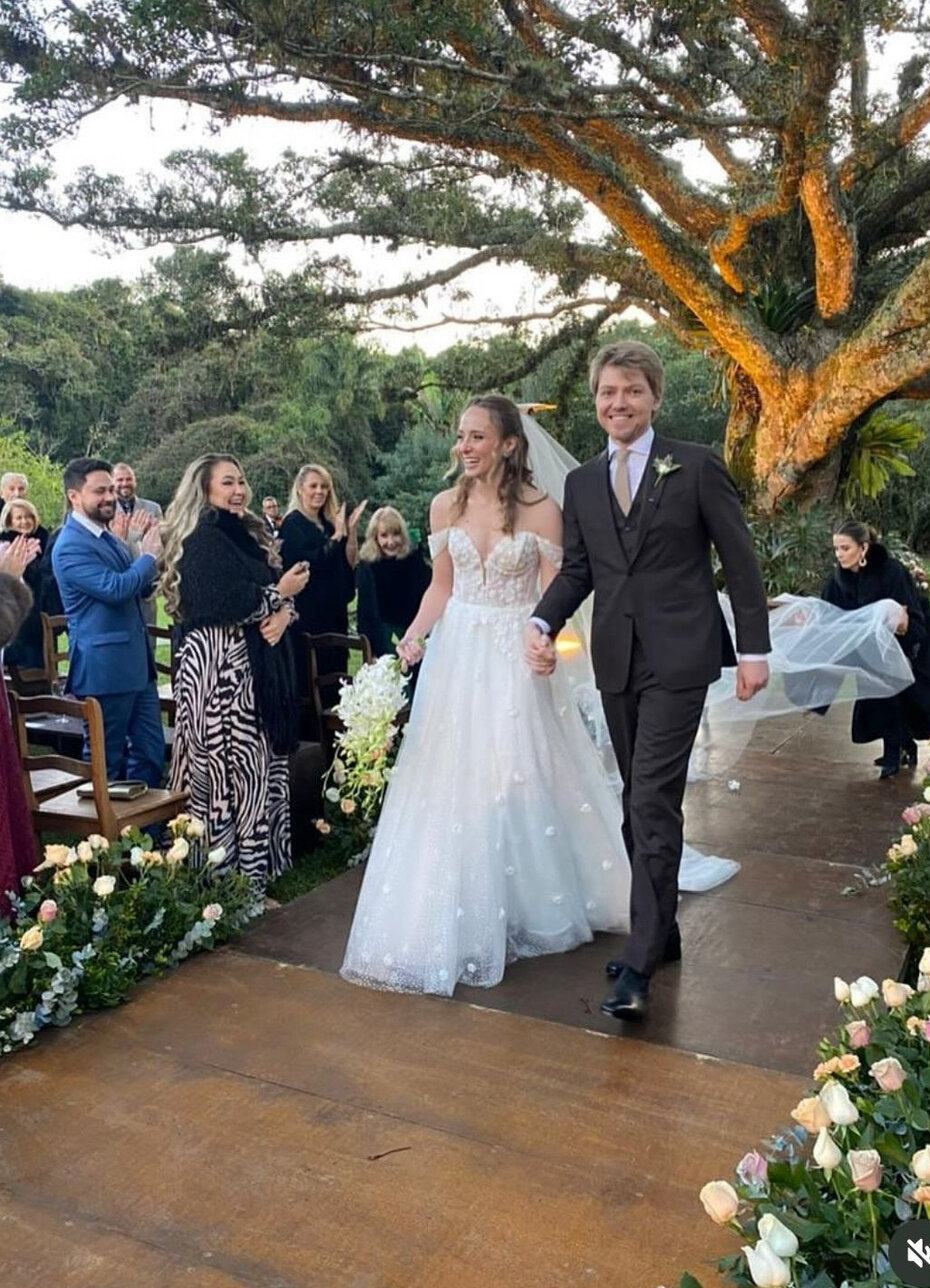 Laura Medeiros e Mathias Voelcker tiveram cerimônia de casamento no Alto da Capela (Foto: Divulgação)