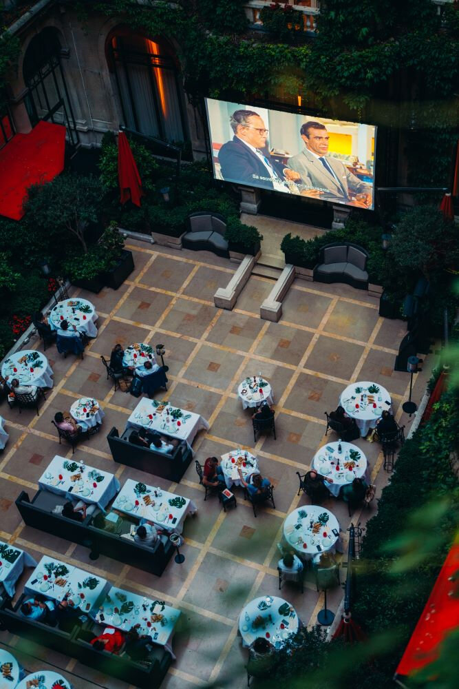 A experiência cinematográfica acontece nos jardins do hotel parisiense (Foto: Divulgação)