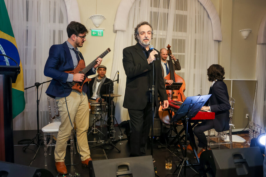 Pedro Verissimo e o Marmota Jazz executaram trilha de bom gosto (Foto: Dani Barcellos/Divulgação)