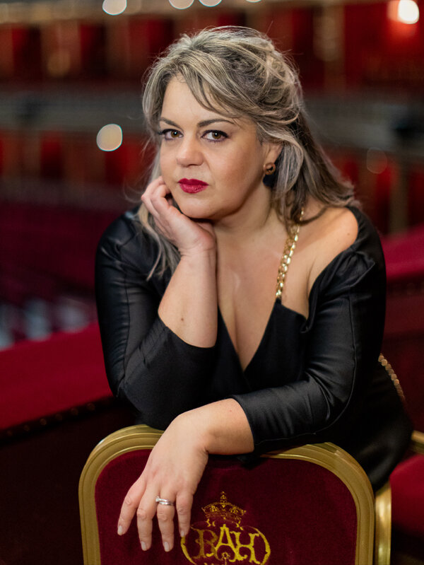 Gabriella Di Laccio recebeu honraria concedida pela Família Real Britânica (Foto: Sharon Eve Smith/Divulgação)