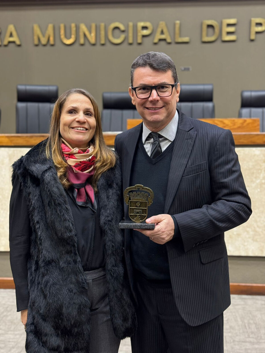 Fernanda e Alexandre Graziadio no Plenário Otávio Rocha da Câmara Municipal (Foto: Art Imagem/Divulgação)  