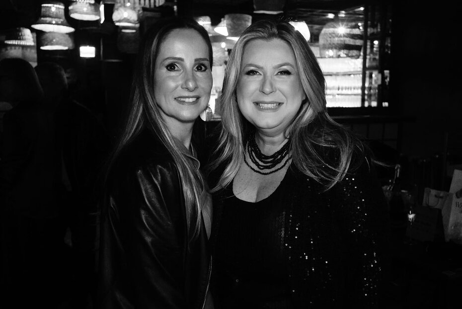Angela Gigante e Graziela Sperb comemoraram seus aniversários ao som da banda Riffmaker (Foto: Duda Alvares/Divulgação)