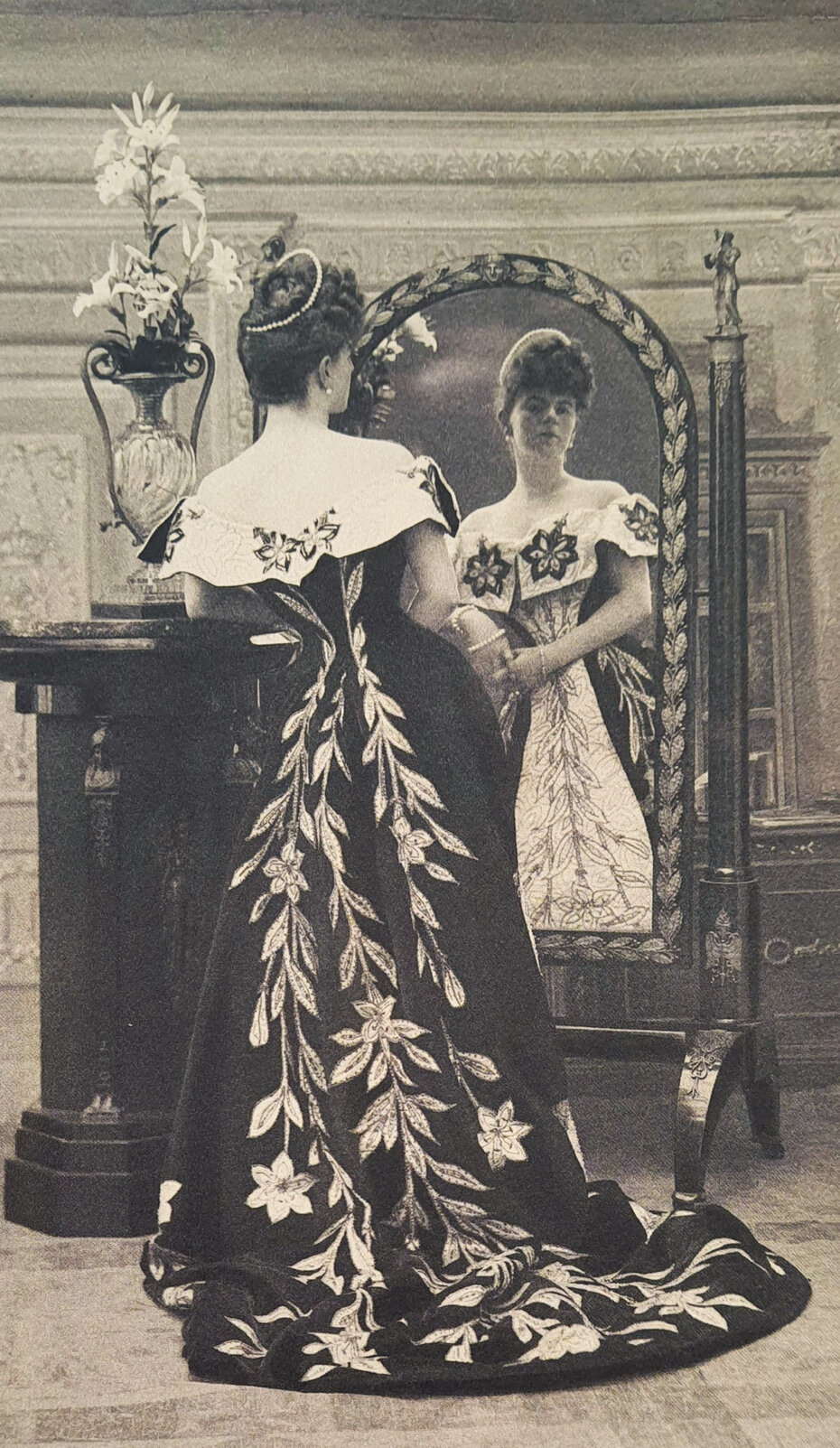 A condessa de Greffulhe usando vestido assinado pelo estilista inglês que conquistou Paris e o mundo (Foto: Divulgação)