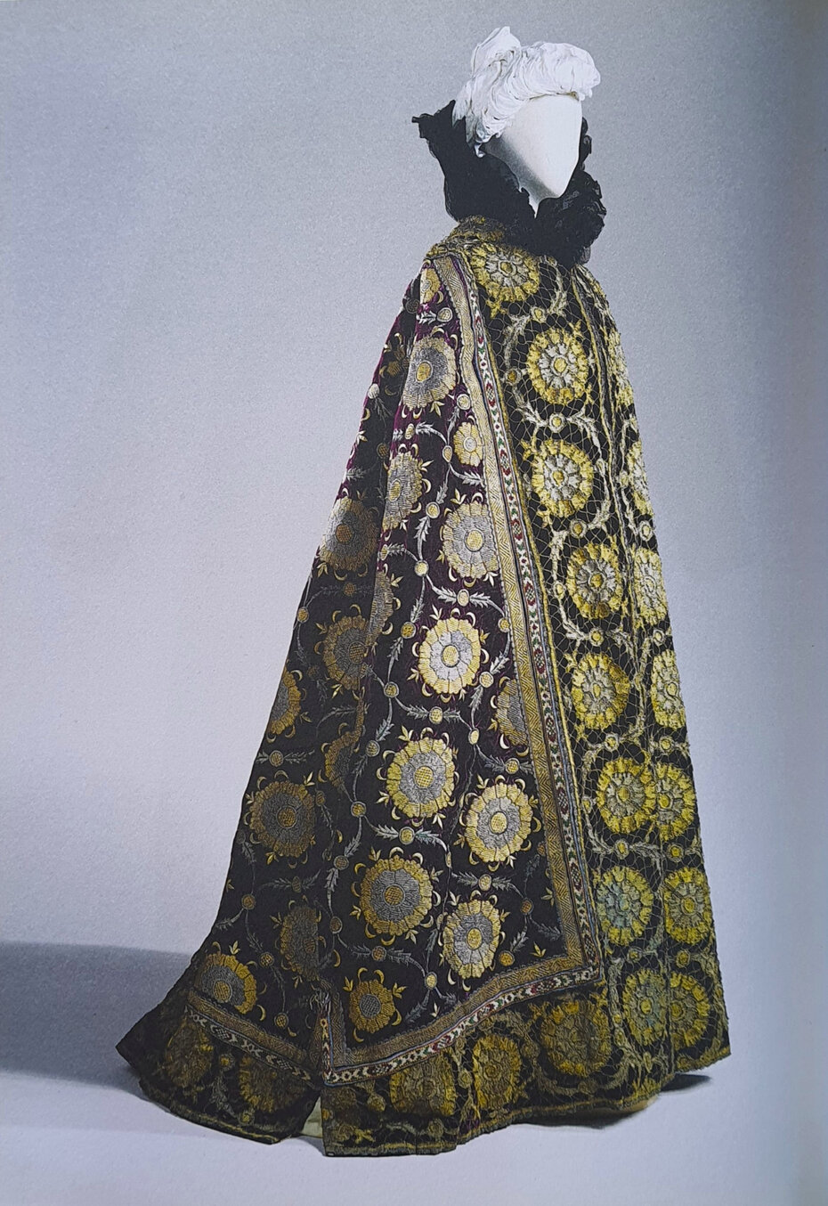 Élizabeth, condessa de Greffulhe, figura de destaque da Paris da Belle Époque, foi uma das clientes de prestígio do estilista que retocou capa caucasiana presenteada pelo czar da Rússia (Foto: Divulgação)