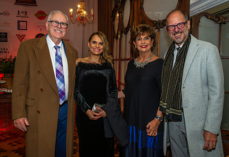 O médico Balduíno Tschiedel, Nara Gomes, Suzana Velhinho Englert e Mario Englert na Associação Leopoldina Juvenil (Foto: Evandro Leal/Divulgação)