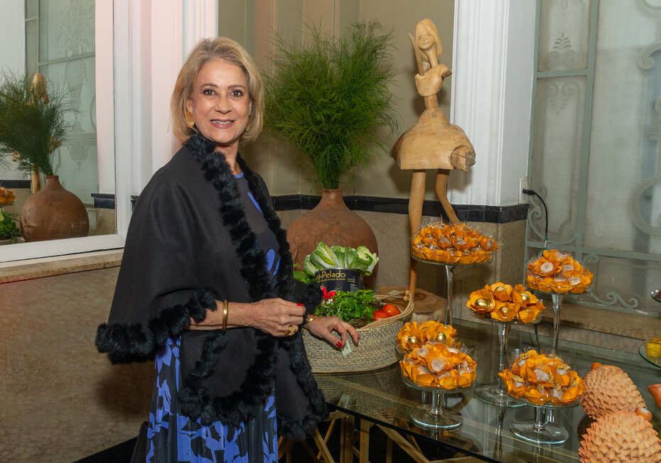 Ana Bertuol junto ao bufê de doces, da Detalhes by Lucia Suñe,  decorado com peças da Divina Brasilidade (Foto: Evandro Leal/Divulgação)