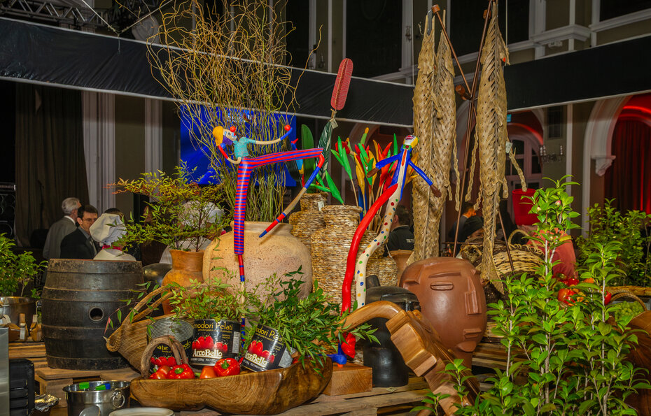 Mesas foram decoradas com peças de artesãos brasileiros (Foto: Evandro Leal/Divulgação)