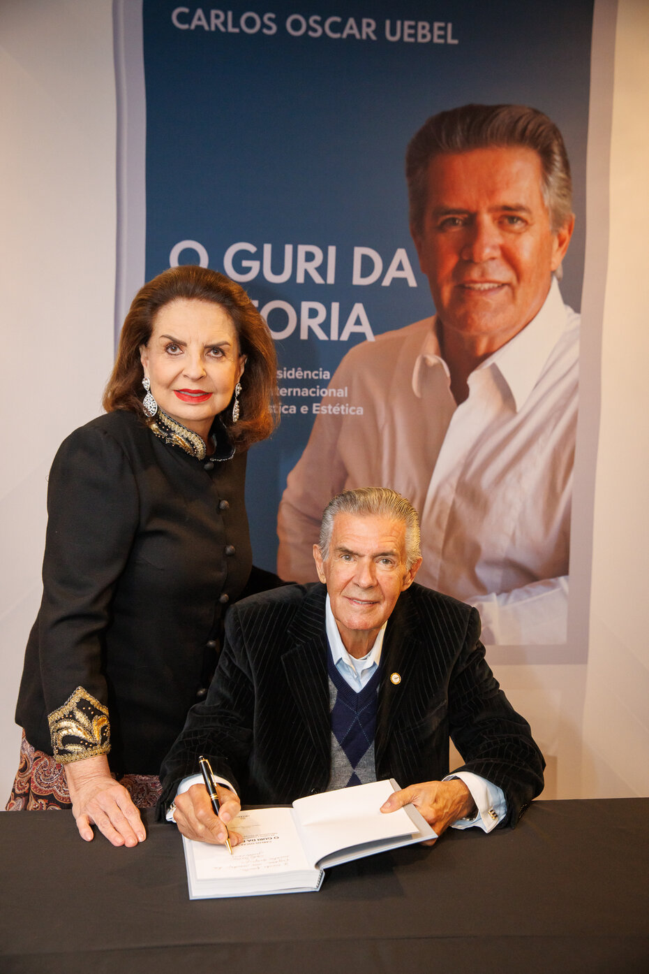 Suzana Chaves Barcellos recebendo o autógrafo de Carlos Uebel (Foto: Alexandre Bazzo/Divulgação)