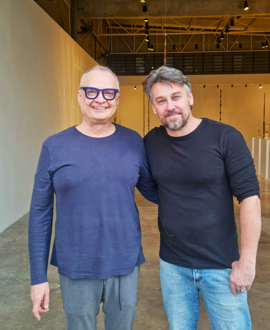 Carlos Trevi com André Severo, curador de sua exposição na Ocre Galeria (Foto: Divulgação)
