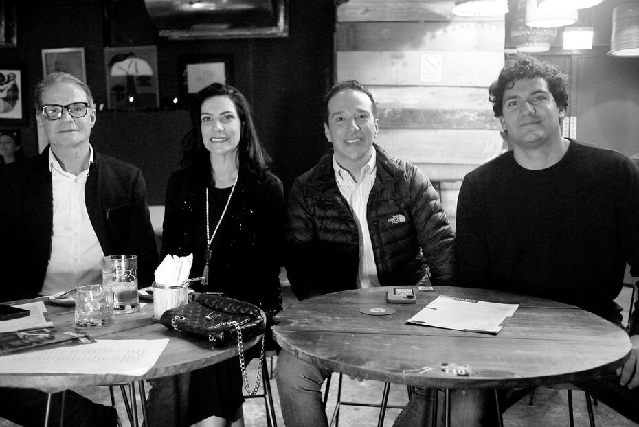 Mário Mena Kalil, Anacarla Kalil, Antônio Machado e Luís Felipe Oliveira Flores acompanharam o karaokê no Encouraçado 936 (Foto: Duda Alvares/Divulgação)