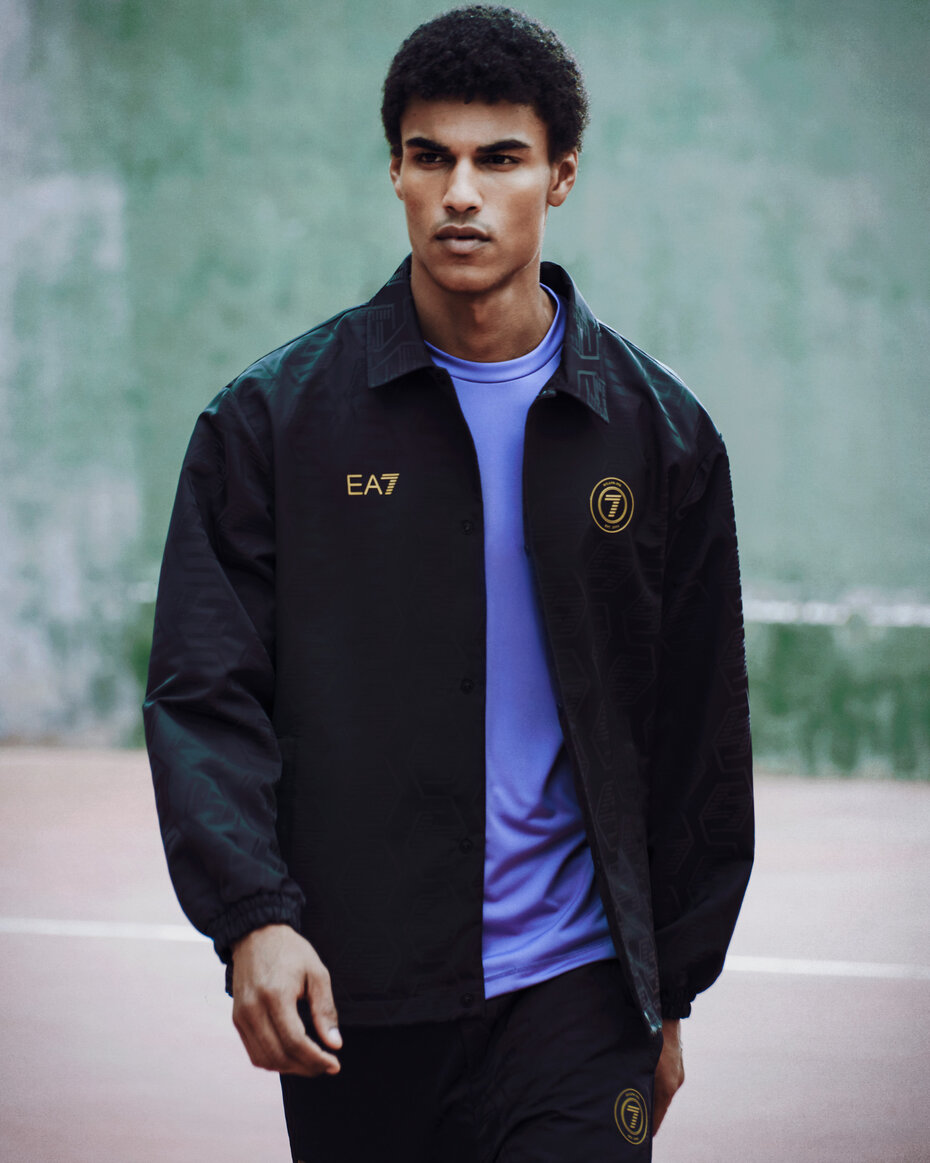 Matheus Hava em foto da campanha para Empório Armani (Foto: Joseph Cardo/Divulgação)
