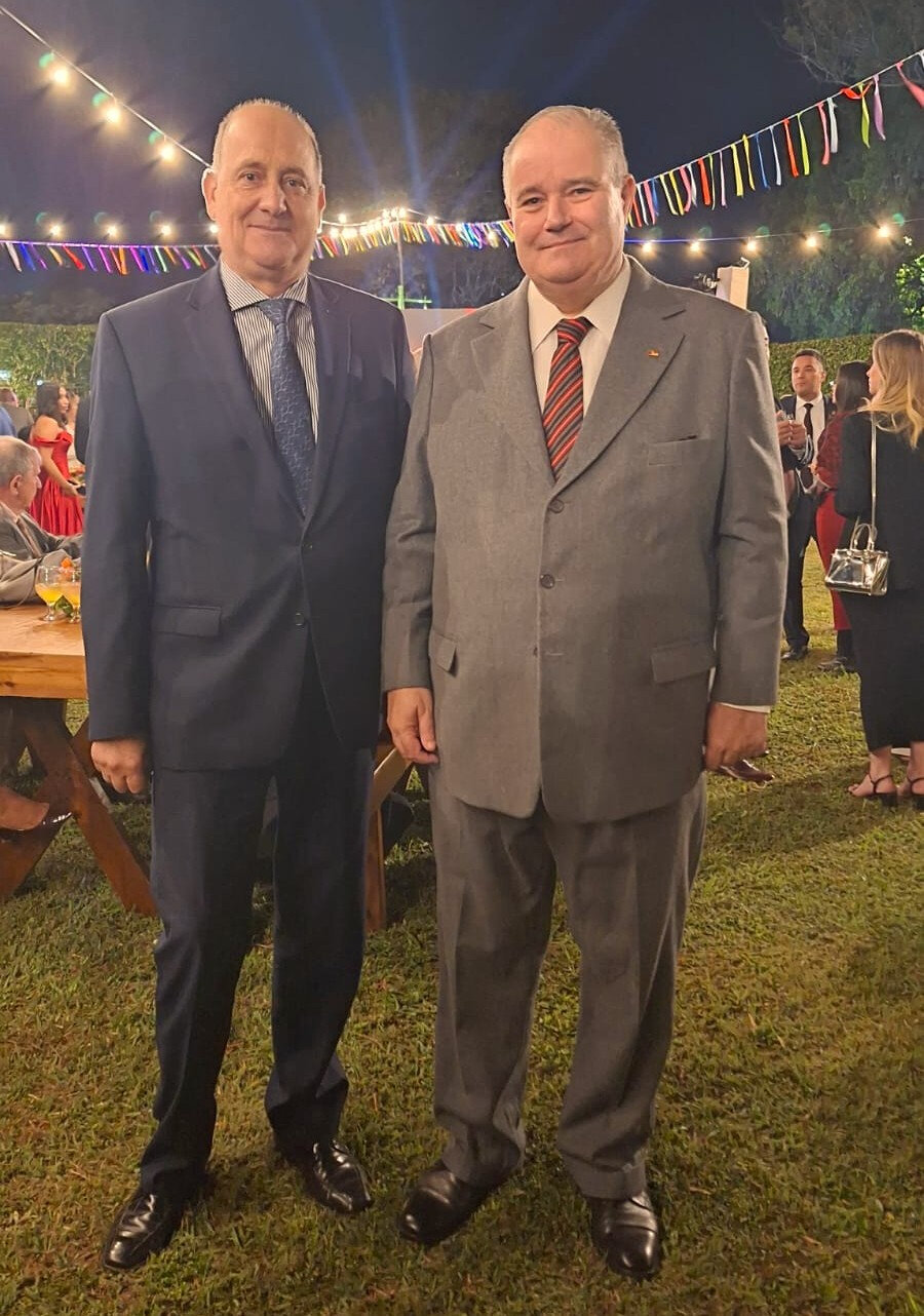 : O embaixador da Argentina Guillermo Daniel Raimondi com Henrique Pires (Foto: Nauro Jr/Divulgação)